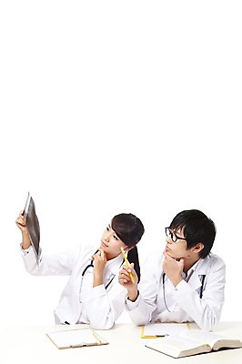 포토 JPG 스튜디오촬영 직업 학생 라이프스타일 여자 교육 남자 대학생 포즈 청진기 의료기기 대학생라이프 문구용품 엑스레이 실내 웃음 들기 누끼 사람 앉기 동양인 상반신 20대 성인 두명 치료 책 연필 캠퍼스라이프 공책 펼침 진료 한국인 의사 관찰 의료용품 가운 의사가운 실험복 열정 의대생 청년만 성인만 국내포토 옷 감정 의학 모션 학용품 표정 인종 청년 내부 생활 필기구 의료진 오브젝트 파일형식