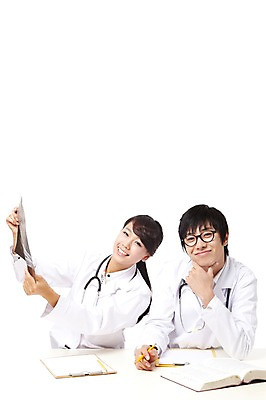 포토 JPG 스튜디오촬영 직업 학생 라이프스타일 여자 교육 남자 대학생 포즈 청진기 의료기기 대학생라이프 문구용품 엑스레이 실내 웃음 들기 누끼 사람 앉기 동양인 상반신 20대 성인 두명 치료 책 연필 캠퍼스라이프 공책 펼침 진료 한국인 의사 관찰 의료용품 가운 의사가운 실험복 열정 의대생 청년만 성인만 국내포토 옷 감정 의학 모션 학용품 표정 인종 청년 내부 생활 필기구 의료진 오브젝트 파일형식