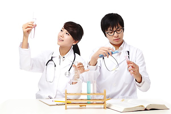 포토 JPG 스튜디오촬영 직업 학생 라이프스타일 여자 교육 남자 대학생 포즈 청진기 의료기기 대학생라이프 문구용품 실내 실험기구 실험 웃음 들기 누끼 사람 앉기 동양인 상반신 20대 성인 두명 치료 책 연필 캠퍼스라이프 공책 펼침 한국인 의사 의료용품 가운 의사가운 실험복 시험관 삼각플라스크 열정 의대생 청년만 성인만 국내포토 옷 감정 과학 의학 모션 학용품 표정 인종 청년 내부 생활 필기구 의료진 플라스크 오브젝트 파일형식