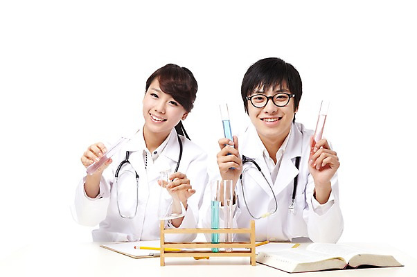 포토 JPG 스튜디오촬영 직업 학생 라이프스타일 여자 교육 남자 대학생 포즈 청진기 의료기기 대학생라이프 문구용품 실내 실험기구 실험 웃음 들기 누끼 사람 앉기 동양인 상반신 20대 성인 두명 치료 책 연필 캠퍼스라이프 공책 펼침 한국인 의사 의료용품 가운 의사가운 실험복 시험관 삼각플라스크 열정 의대생 청년만 성인만 국내포토 옷 감정 과학 의학 모션 학용품 표정 인종 청년 내부 생활 필기구 의료진 플라스크 오브젝트 파일형식