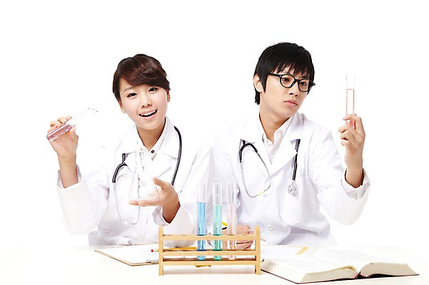 포토 JPG 스튜디오촬영 직업 학생 라이프스타일 여자 교육 남자 대학생 포즈 청진기 의료기기 대학생라이프 문구용품 실내 실험기구 실험 웃음 들기 누끼 사람 앉기 동양인 상반신 20대 성인 두명 치료 책 연필 캠퍼스라이프 공책 펼침 한국인 의사 의료용품 가운 의사가운 실험복 시험관 삼각플라스크 열정 의대생 청년만 성인만 국내포토 옷 감정 과학 의학 모션 학용품 표정 인종 청년 내부 생활 필기구 의료진 플라스크 오브젝트 파일형식