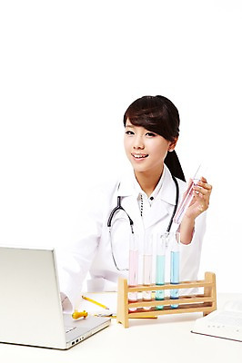 포토 JPG 스튜디오촬영 직업 학생 라이프스타일 여자 교육 대학생 포즈 청진기 의료기기 대학생라이프 문구용품 실내 실험기구 실험 한명 웃음 들기 누끼 사람 앉기 동양인 상반신 20대 성인 치료 책 노트북 컴퓨터 연필 캠퍼스라이프 공책 펼침 한국인 의사 의료용품 가운 의사가운 실험복 스포이트 시험관 열정 의대생 여자만 여자한명만 성인여자만 청년만 청년여자만 성인한명만 청년여자한명만 성인여자한명만 성인만 국내포토 1 옷 감정 과학 의학 모션 학용품 표정 인종 청년 내부 생활 전자제품 필기구 의료진 오브젝트 피펫 파일형식