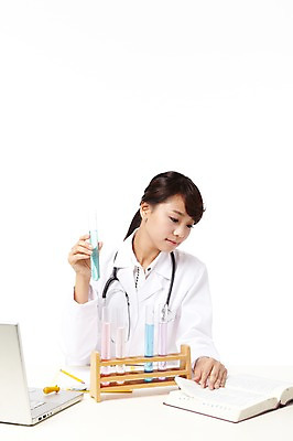 포토 JPG 스튜디오촬영 직업 학생 라이프스타일 여자 교육 대학생 포즈 청진기 의료기기 대학생라이프 문구용품 실내 실험기구 실험 한명 들기 누끼 사람 앉기 동양인 상반신 20대 성인 치료 책 노트북 컴퓨터 연필 캠퍼스라이프 공책 펼침 한국인 의사 의료용품 가운 의사가운 실험복 스포이트 시험관 열정 의대생 여자만 여자한명만 성인여자만 청년만 청년여자만 성인한명만 청년여자한명만 성인여자한명만 성인만 국내포토 1 옷 감정 과학 의학 모션 학용품 인종 청년 내부 생활 전자제품 필기구 의료진 오브젝트 피펫 파일형식