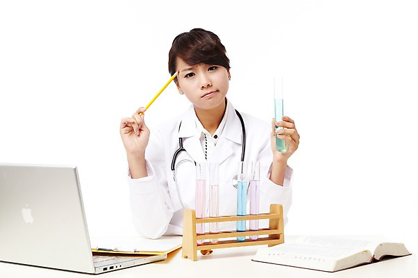 포토 JPG 스튜디오촬영 직업 학생 라이프스타일 여자 교육 대학생 포즈 생각 청진기 의료기기 대학생라이프 문구용품 실내 실험기구 실험 한명 들기 누끼 사람 앉기 동양인 상반신 20대 성인 치료 책 노트북 컴퓨터 연필 캠퍼스라이프 공책 펼침 한국인 의사 의료용품 가운 의사가운 실험복 시험관 고민 열정 의대생 여자만 여자한명만 성인여자만 청년만 청년여자만 성인한명만 청년여자한명만 성인여자한명만 성인만 국내포토 1 옷 감정 과학 의학 모션 학용품 인종 청년 내부 생활 전자제품 필기구 의료진 오브젝트 파일형식