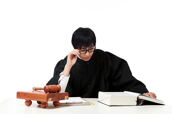 포토 JPG 스튜디오촬영 직업 학생 라이프스타일 교육 남자 대학생 포즈 모션 대학생라이프 문구용품 실내 고개숙이기 한명 누끼 사람 앉기 동양인 상반신 20대 성인 책 필기구 연필 캠퍼스라이프 공책 펼침 한국인 가운 판사복 선택 법률가 판사 검사_법률가 법 열정 의사봉 재판 법관 판결 법원 법의 변호사 법대생 법전 법학과 제헌절 남자만 남자한명만 성인남자만 청년만 청년남자만 청년남자한명만 성인한명만 성인남자한명만 성인만 국내포토 1 옷 감정 컨셉 학용품 숙이기 인종 청년 내부 생활 국경일 오브젝트 파일형식