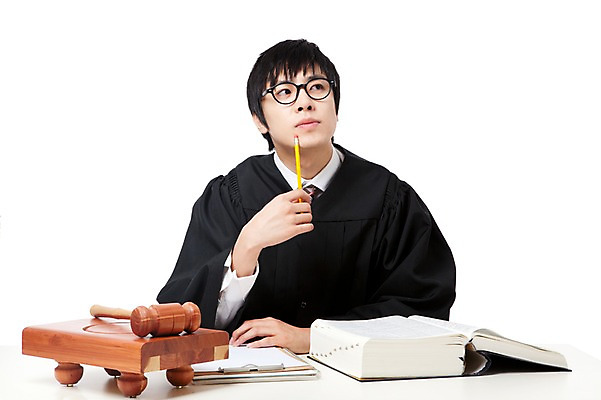 포토 JPG 스튜디오촬영 직업 학생 라이프스타일 교육 남자 대학생 포즈 생각 모션 대학생라이프 문구용품 실내 한명 들기 누끼 사람 앉기 동양인 상반신 20대 성인 책 필기구 연필 캠퍼스라이프 공책 펼침 한국인 가운 판사복 선택 법률가 판사 고민 검사_법률가 법 열정 의사봉 재판 법관 판결 법원 법의 변호사 법대생 법전 법학과 제헌절 남자만 남자한명만 성인남자만 청년만 청년남자만 청년남자한명만 성인한명만 성인남자한명만 성인만 국내포토 1 옷 감정 컨셉 학용품 인종 청년 내부 생활 국경일 오브젝트 파일형식