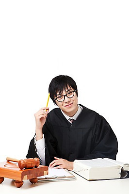 포토 JPG 스튜디오촬영 직업 학생 라이프스타일 교육 남자 대학생 포즈 모션 대학생라이프 문구용품 실내 한명 미소 웃음 들기 누끼 사람 앉기 동양인 상반신 20대 성인 책 필기구 연필 캠퍼스라이프 공책 펼침 한국인 가운 판사복 선택 법률가 판사 검사_법률가 법 열정 의사봉 재판 법관 판결 법원 법의 변호사 법대생 법전 법학과 제헌절 남자만 남자한명만 성인남자만 청년만 청년남자만 청년남자한명만 성인한명만 성인남자한명만 성인만 국내포토 1 옷 감정 컨셉 학용품 표정 인종 청년 내부 생활 국경일 오브젝트 파일형식