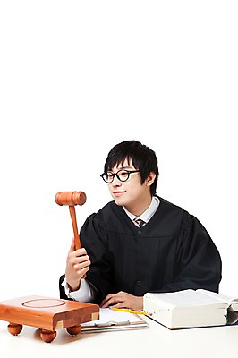 포토 JPG 스튜디오촬영 직업 학생 라이프스타일 교육 남자 대학생 포즈 모션 대학생라이프 문구용품 실내 한명 미소 웃음 들기 누끼 사람 앉기 동양인 상반신 20대 성인 책 필기구 연필 캠퍼스라이프 공책 펼침 한국인 가운 판사복 선택 법률가 판사 검사_법률가 법 열정 의사봉 재판 법관 판결 법원 법의 변호사 법대생 법전 법학과 제헌절 남자만 남자한명만 성인남자만 청년만 청년남자만 청년남자한명만 성인한명만 성인남자한명만 성인만 국내포토 1 옷 감정 컨셉 학용품 표정 인종 청년 내부 생활 국경일 오브젝트 파일형식