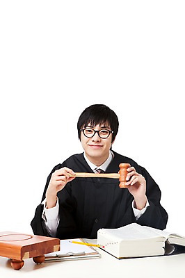 포토 JPG 스튜디오촬영 직업 학생 라이프스타일 교육 남자 대학생 포즈 모션 대학생라이프 문구용품 실내 한명 미소 웃음 들기 누끼 사람 앉기 동양인 상반신 20대 성인 책 필기구 연필 캠퍼스라이프 공책 펼침 한국인 가운 판사복 선택 법률가 판사 검사_법률가 법 열정 의사봉 재판 법관 판결 법원 법의 변호사 법대생 법전 법학과 제헌절 남자만 남자한명만 성인남자만 청년만 청년남자만 청년남자한명만 성인한명만 성인남자한명만 성인만 국내포토 1 옷 감정 컨셉 학용품 표정 인종 청년 내부 생활 국경일 오브젝트 파일형식