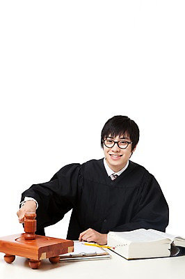 포토 JPG 스튜디오촬영 직업 학생 라이프스타일 교육 남자 대학생 포즈 모션 대학생라이프 문구용품 실내 한명 미소 웃음 들기 누끼 사람 앉기 동양인 상반신 20대 성인 책 필기구 연필 캠퍼스라이프 공책 펼침 한국인 가운 판사복 선택 법률가 판사 검사_법률가 법 열정 의사봉 재판 법관 판결 법원 법의 변호사 법대생 법전 법학과 제헌절 남자만 남자한명만 성인남자만 청년만 청년남자만 청년남자한명만 성인한명만 성인남자한명만 성인만 국내포토 1 옷 감정 컨셉 학용품 표정 인종 청년 내부 생활 국경일 오브젝트 파일형식