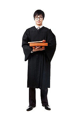 포토 JPG 스튜디오촬영 전신 직업 학생 라이프스타일 교육 남자 대학생 포즈 모션 대학생라이프 실내 한명 서기 미소 들기 누끼 사람 동양인 20대 성인 캠퍼스라이프 한국인 가운 판사복 선택 법률가 판사 검사_법률가 법 열정 의사봉 재판 법관 판결 법원 법의 변호사 법대생 법학과 제헌절 남자만 남자한명만 성인남자만 청년만 청년남자만 청년남자한명만 성인한명만 성인남자한명만 성인만 국내포토 1 옷 감정 컨셉 표정 인종 청년 내부 생활 국경일 파일형식