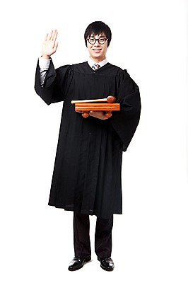 포토 JPG 스튜디오촬영 전신 직업 학생 라이프스타일 교육 남자 대학생 포즈 모션 대학생라이프 실내 한명 서기 미소 웃음 들기 누끼 사람 동양인 손짓 20대 성인 캠퍼스라이프 한국인 가운 판사복 선택 맹세 선서 법률가 판사 검사_법률가 법 열정 의사봉 재판 법관 판결 법원 법의 변호사 법대생 법학과 제헌절 남자만 남자한명만 성인남자만 청년만 청년남자만 청년남자한명만 성인한명만 성인남자한명만 성인만 국내포토 1 옷 감정 컨셉 표정 인종 청년 내부 생활 결심 국경일 파일형식