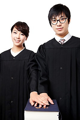 포토 JPG 스튜디오촬영 직업 학생 라이프스타일 여자 교육 남자 대학생 포즈 대학생라이프 실내 서기 웃음 누끼 사람 동양인 손짓 상반신 20대 성인 두명 책 캠퍼스라이프 한국인 가운 판사복 맹세 선서 법률가 판사 검사_법률가 법 열정 재판 법관 법의 변호사 법대생 법전 법학과 제헌절 청년만 성인만 국내포토 옷 감정 모션 표정 인종 청년 내부 생활 결심 국경일 파일형식