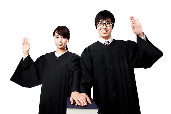 포토 JPG 스튜디오촬영 직업 학생 라이프스타일 여자 교육 남자 대학생 포즈 대학생라이프 실내 서기 웃음 들기 누끼 사람 동양인 손짓 상반신 20대 성인 두명 책 캠퍼스라이프 한국인 가운 판사복 맹세 선서 법률가 판사 검사_법률가 법 열정 재판 법관 법의 변호사 법대생 법전 법학과 제헌절 청년만 성인만 국내포토 옷 감정 모션 표정 인종 청년 내부 생활 결심 국경일 파일형식