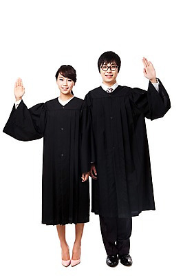 포토 JPG 스튜디오촬영 전신 직업 학생 라이프스타일 여자 교육 남자 대학생 포즈 대학생라이프 실내 서기 웃음 누끼 사람 동양인 손짓 20대 성인 두명 캠퍼스라이프 한국인 가운 판사복 맹세 선서 법률가 판사 검사_법률가 법 열정 재판 법관 법의 변호사 법대생 법전 법학과 제헌절 청년만 성인만 국내포토 옷 감정 모션 표정 인종 청년 내부 생활 책 결심 국경일 파일형식