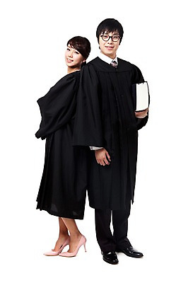 포토 JPG 스튜디오촬영 전신 직업 학생 라이프스타일 여자 교육 남자 대학생 포즈 대학생라이프 실내 서기 웃음 들기 누끼 사람 동양인 20대 성인 두명 책 캠퍼스라이프 기댐 한국인 가운 판사복 법률가 판사 검사_법률가 법 열정 재판 법관 법의 변호사 법대생 법전 법학과 제헌절 청년만 성인만 국내포토 옷 감정 모션 표정 인종 청년 내부 생활 국경일 파일형식