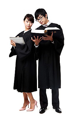 포토 JPG 스튜디오촬영 전신 직업 학생 라이프스타일 여자 교육 남자 대학생 포즈 대학생라이프 문구용품 실내 서기 들기 누끼 사람 동양인 20대 성인 두명 책 연필 캠퍼스라이프 공책 기댐 펼침 한국인 가운 판사복 법률가 판사 검사_법률가 법 열정 재판 법관 법의 변호사 법대생 법전 법학과 제헌절 청년만 성인만 국내포토 옷 감정 모션 학용품 인종 청년 내부 생활 필기구 국경일 오브젝트 파일형식