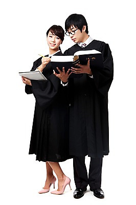 포토 JPG 스튜디오촬영 전신 직업 학생 라이프스타일 여자 교육 남자 대학생 포즈 대학생라이프 문구용품 실내 서기 웃음 들기 누끼 사람 동양인 20대 성인 두명 책 연필 캠퍼스라이프 공책 기댐 펼침 한국인 가운 판사복 법률가 판사 검사_법률가 법 열정 재판 법관 법의 변호사 법대생 법전 법학과 제헌절 청년만 성인만 국내포토 옷 감정 모션 학용품 표정 인종 청년 내부 생활 필기구 국경일 오브젝트 파일형식