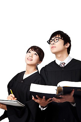 포토 JPG 스튜디오촬영 직업 학생 라이프스타일 여자 교육 남자 대학생 포즈 대학생라이프 문구용품 실내 서기 웃음 들기 누끼 사람 동양인 상반신 20대 성인 두명 책 연필 캠퍼스라이프 공책 기댐 펼침 한국인 가운 판사복 법률가 판사 검사_법률가 법 열정 재판 법관 법의 변호사 법대생 법전 법학과 제헌절 청년만 성인만 국내포토 옷 감정 모션 학용품 표정 인종 청년 내부 생활 필기구 국경일 오브젝트 파일형식