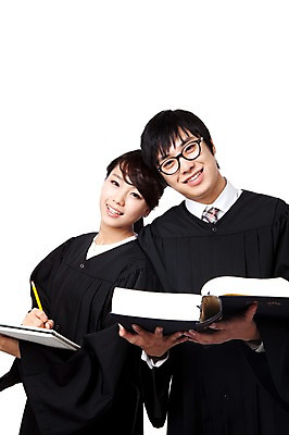 포토 JPG 스튜디오촬영 직업 학생 라이프스타일 여자 교육 남자 대학생 포즈 대학생라이프 문구용품 실내 서기 웃음 들기 누끼 사람 동양인 상반신 20대 성인 두명 책 연필 캠퍼스라이프 공책 기댐 펼침 한국인 가운 판사복 법률가 판사 검사_법률가 법 열정 재판 법관 법의 변호사 법대생 법전 법학과 제헌절 청년만 성인만 국내포토 옷 감정 모션 학용품 표정 인종 청년 내부 생활 필기구 국경일 오브젝트 파일형식