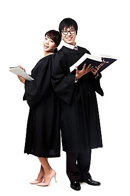 포토 JPG 스튜디오촬영 전신 직업 학생 라이프스타일 여자 교육 남자 대학생 포즈 대학생라이프 문구용품 실내 서기 웃음 들기 누끼 사람 동양인 20대 성인 두명 책 연필 캠퍼스라이프 공책 기댐 펼침 한국인 등맞대기 가운 판사복 법률가 판사 검사_법률가 법 열정 재판 법관 법의 변호사 법대생 법전 법학과 제헌절 청년만 성인만 국내포토 옷 감정 모션 학용품 표정 인종 청년 내부 생활 필기구 국경일 오브젝트 파일형식