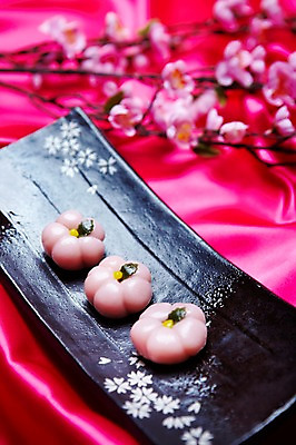 포토 JPG 스튜디오촬영 접시 명절 한식 음식 분홍색 디저트 떡 한국 실내 사람없음 전통음식 꽃바람떡 개피떡 국내포토 전통 식기 기념일 아시아 컬러 내부 파일형식