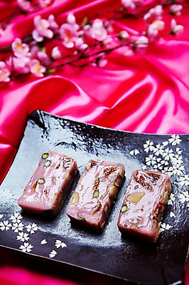 포토 JPG 스튜디오촬영 접시 명절 한식 음식 분홍색 디저트 떡 한국 실내 사람없음 전통음식 공주떡 국내포토 전통 식기 기념일 아시아 컬러 내부 파일형식