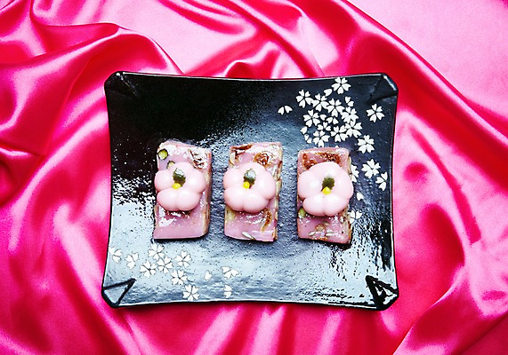 포토 JPG 스튜디오촬영 접시 명절 한식 음식 분홍색 디저트 떡 한국 실내 사람없음 전통음식 공주떡 꽃바람떡 개피떡 국내포토 전통 식기 기념일 아시아 컬러 내부 파일형식