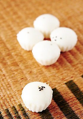 포토 JPG 스튜디오촬영 명절 한식 음식 디저트 떡 한국 실내 사람없음 전통음식 흰색 증편 국내포토 전통 기념일 아시아 컬러 내부 파일형식