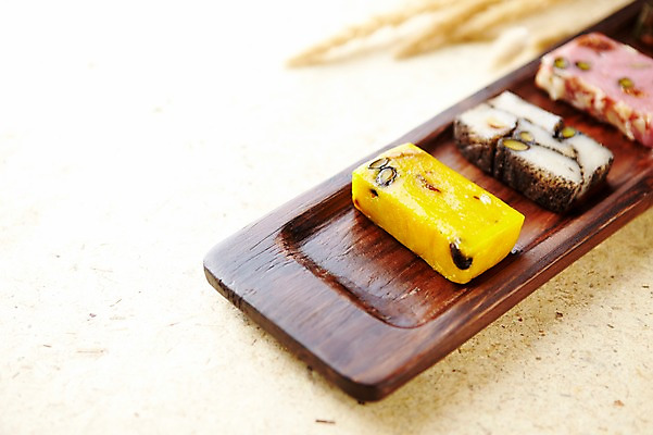 포토 JPG 스튜디오촬영 접시 명절 한식 음식 디저트 떡 한국 실내 사람없음 전통음식 공주떡 국내포토 전통 식기 기념일 아시아 내부 파일형식