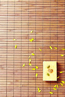 포토 JPG 스튜디오촬영 명절 한식 음식 디저트 떡 한국 실내 사람없음 노란색 전통음식 설기 국내포토 전통 기념일 아시아 컬러 내부 파일형식