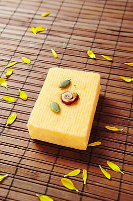 포토 JPG 스튜디오촬영 명절 한식 음식 디저트 떡 한국 실내 사람없음 노란색 전통음식 설기 국내포토 전통 기념일 아시아 컬러 내부 파일형식