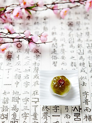 포토 JPG 스튜디오촬영 접시 명절 한식 음식 디저트 떡 한국 실내 한글 사람없음 전통음식 꽃떡 국내포토 문자 전통 식기 기념일 아시아 내부 파일형식