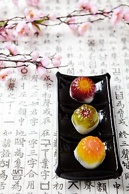 포토 JPG 스튜디오촬영 접시 명절 한식 음식 디저트 떡 한국 실내 한글 사람없음 전통음식 꽃떡 국내포토 문자 전통 식기 기념일 아시아 내부 파일형식