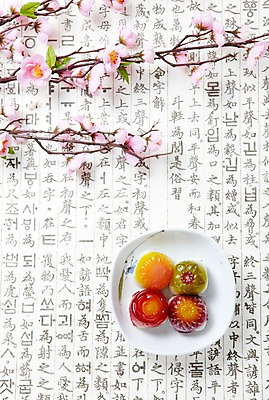 포토 JPG 스튜디오촬영 접시 명절 한식 음식 디저트 떡 한국 실내 한글 사람없음 전통음식 꽃떡 국내포토 문자 전통 식기 기념일 아시아 내부 파일형식