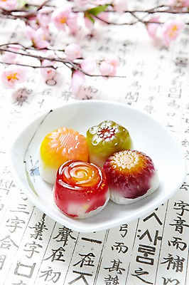 포토 JPG 스튜디오촬영 접시 명절 한식 음식 디저트 떡 한국 실내 한글 사람없음 전통음식 꽃떡 국내포토 문자 전통 식기 기념일 아시아 내부 파일형식