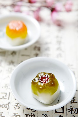 포토 JPG 스튜디오촬영 접시 명절 한식 음식 디저트 떡 한국 실내 한글 사람없음 전통음식 꽃떡 국내포토 문자 전통 식기 기념일 아시아 내부 파일형식