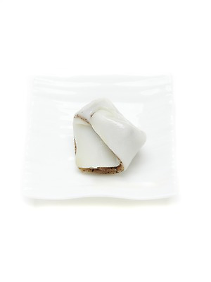 포토 JPG 스튜디오촬영 접시 명절 한식 음식 디저트 떡 한국 실내 누끼 사람없음 전통음식 흰색 고깔떡 국내포토 전통 식기 기념일 아시아 컬러 내부 파일형식