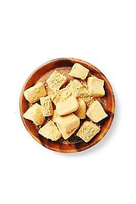 포토 JPG 스튜디오촬영 접시 명절 한식 음식 디저트 떡 한국 실내 누끼 사람없음 전통음식 인절미 국내포토 전통 식기 기념일 아시아 내부 파일형식