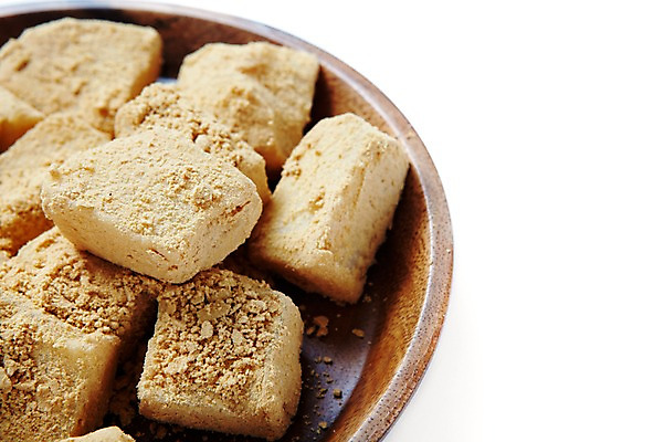 포토 JPG 스튜디오촬영 접시 명절 한식 음식 디저트 떡 한국 실내 사람없음 전통음식 인절미 국내포토 전통 식기 기념일 아시아 내부 파일형식