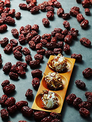 포토 JPG 스튜디오촬영 접시 명절 열매 한식 음식 디저트 떡 한국 실내 사람없음 전통음식 대추 경단 대추경단 국내포토 식물 전통 식기 기념일 아시아 내부 파일형식