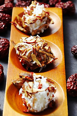 포토 JPG 스튜디오촬영 접시 명절 열매 한식 음식 디저트 떡 한국 실내 사람없음 전통음식 대추 경단 대추경단 국내포토 식물 전통 식기 기념일 아시아 내부 파일형식