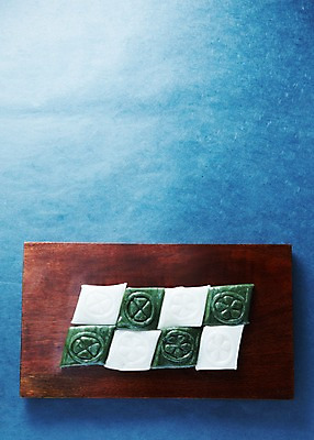 포토 JPG 스튜디오촬영 접시 명절 한식 음식 디저트 떡 한국 실내 사람없음 전통음식 절편 국내포토 전통 식기 기념일 아시아 내부 파일형식