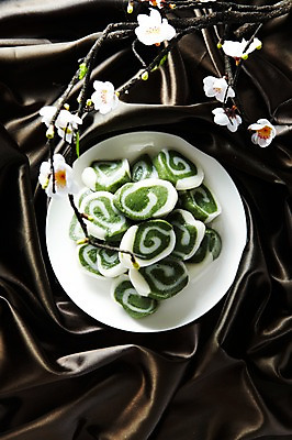 포토 JPG 스튜디오촬영 접시 명절 한식 음식 디저트 떡 한국 실내 사람없음 전통음식 앙꼬말이찰떡 찰떡 국내포토 전통 식기 기념일 아시아 내부 파일형식