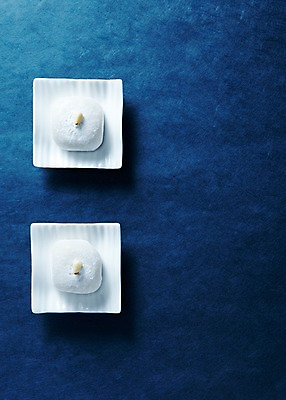 포토 JPG 스튜디오촬영 접시 명절 꽃 한식 음식 디저트 떡 한국 실내 사람없음 장식 전통음식 흰색 나뭇가지 찹쌀떡 국내포토 나무 식물 전통 식기 기념일 아시아 컬러 내부 파일형식