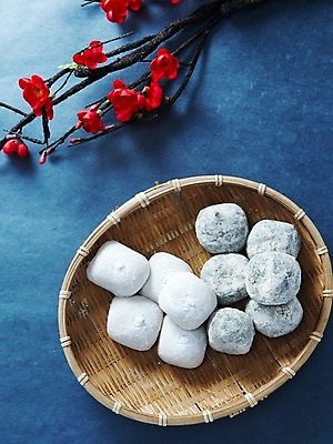 포토 JPG 스튜디오촬영 명절 꽃 한식 음식 디저트 떡 한국 실내 사람없음 장식 광주리 전통음식 흰색 나뭇가지 찹쌀떡 국내포토 나무 식물 전통 기념일 아시아 컬러 내부 바구니 파일형식