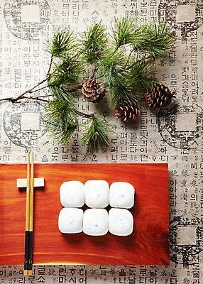 포토 JPG 스튜디오촬영 접시 명절 열매 한식 음식 젓가락 디저트 떡 한국 실내 한글 사람없음 전통음식 흰색 솔방울 솔잎 찹쌀떡 국내포토 식물 문자 전통 식기 기념일 아시아 컬러 잎 수저 내부 파일형식