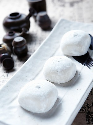 포토 JPG 스튜디오촬영 접시 명절 한식 음식 디저트 떡 한국 실내 사람없음 전통음식 흰색 찹쌀떡 국내포토 전통 식기 기념일 아시아 컬러 내부 파일형식