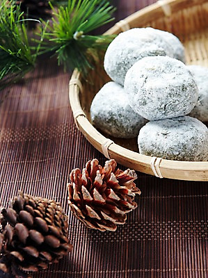 포토 JPG 스튜디오촬영 명절 열매 한식 음식 디저트 떡 한국 실내 사람없음 광주리 전통음식 흰색 솔방울 솔잎 찹쌀떡 국내포토 식물 전통 기념일 아시아 컬러 잎 내부 바구니 파일형식