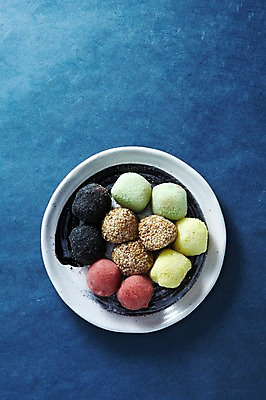 포토 JPG 스튜디오촬영 접시 명절 한식 음식 디저트 떡 한국 실내 사람없음 전통음식 경단 국내포토 전통 식기 기념일 아시아 내부 파일형식